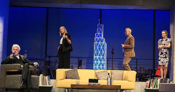Dominic Raacke,  Katja Weitzenböck, Ralf Kmorr und Jana Klinge , bei „Herz und Niere“ in der Komödie im Bayerischen Hof (©Foto: Komödie im Bayr. Hof)